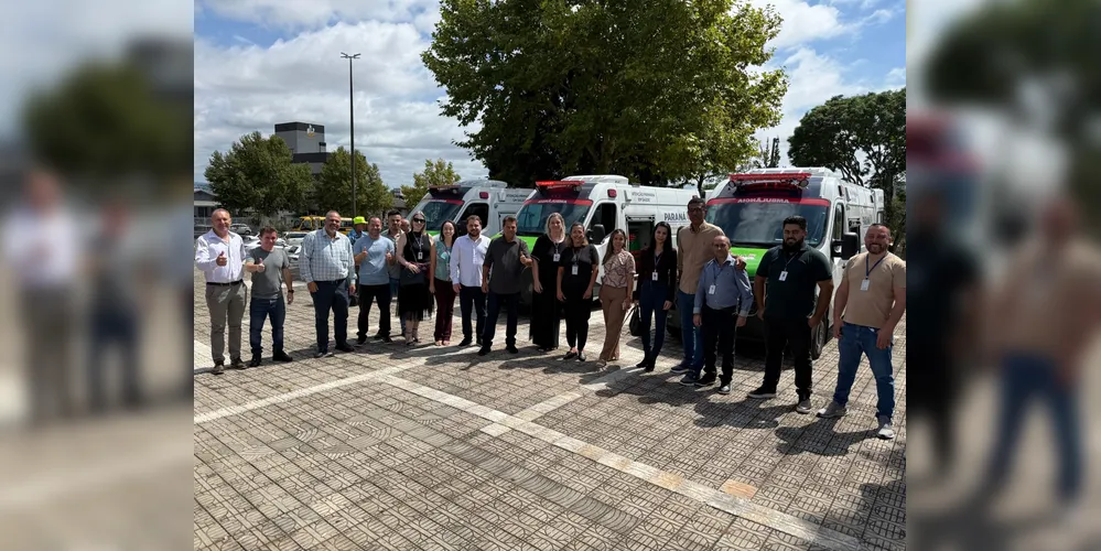 Lideranças celebraram a entrega de novas ambulâncias