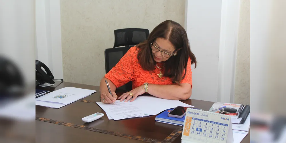 Prefeita em exercício, Helynez Ribas, assinou o reajuste
