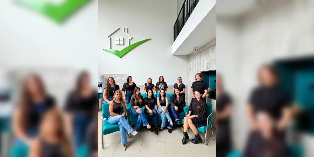 As irmãs e sócias-proprietárias Keurien Zubek e Kamila Zubek, nas extremidades da foto, junto com a equipe feminina