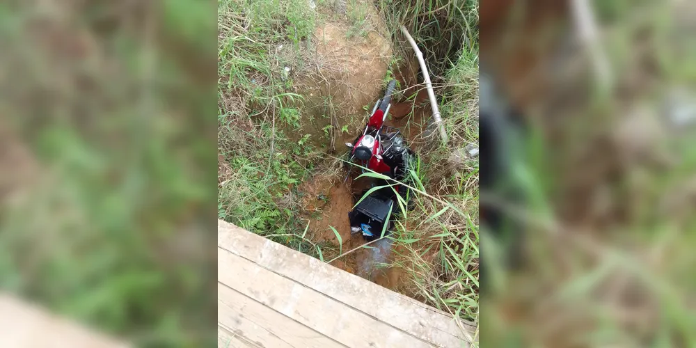 Um trabalhador já sofreu um acidente no local ao cair com a moto em um buraco próximo
