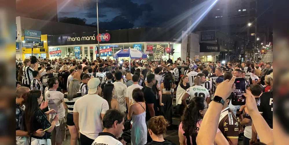 Os torcedores tomaram conta de uma das principais avenidas da cidade