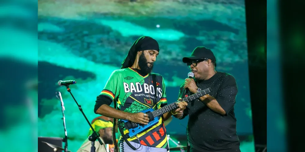 Banda se apresentando na praia de Matinhos