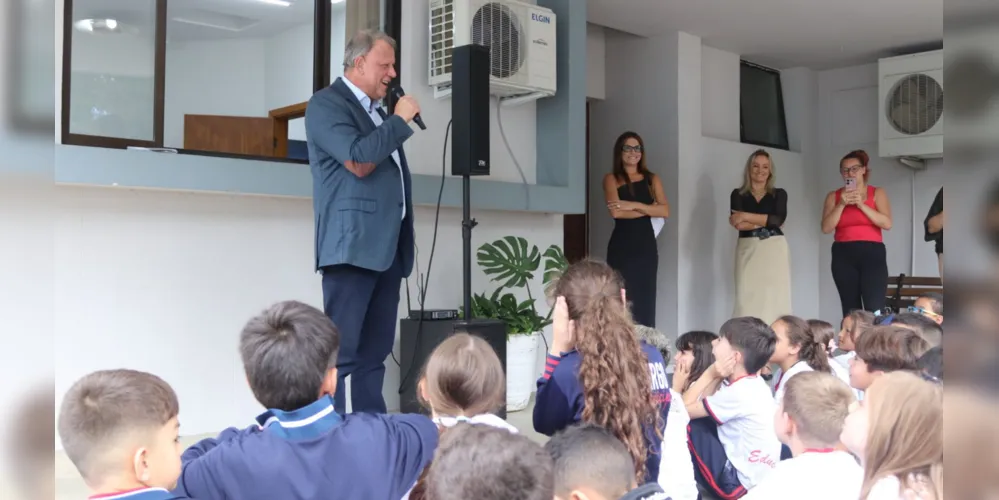 O prefeito Maurício Rivabem acompanhou a solenidade de entrega do ônibus