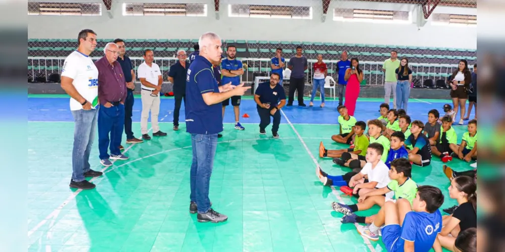 Ricardinho conversou com as crianças atendidas pelo projeto