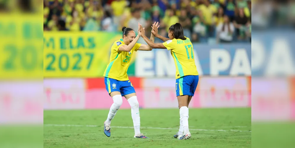 Aline Gomes celebra seu primeiro gol pela Seleção com Ary Borges, em jogo contra o Canadá, pelo FIFA Series, na Arena Pantanal