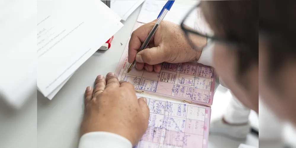 Para se vacinar, é necessário um documento oficial com foto e a carteira de vacinação