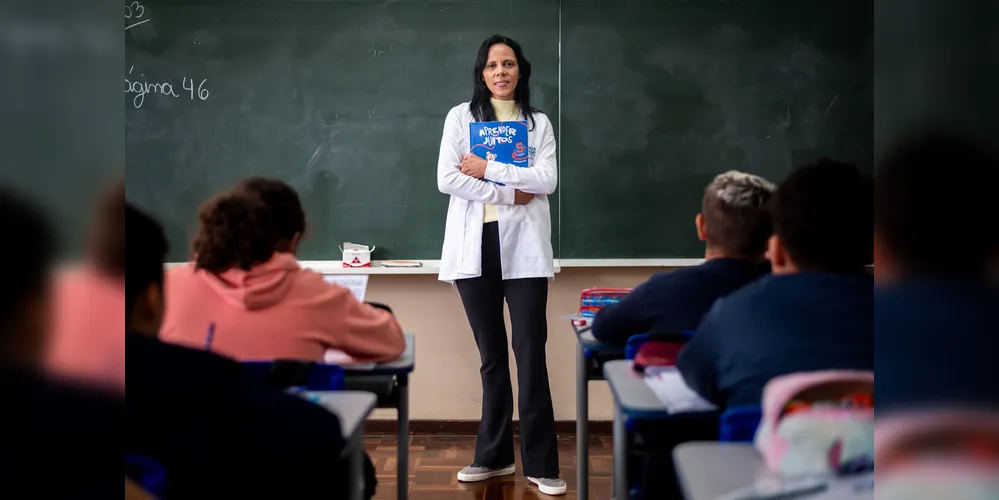 Professores da Escola Municipal Professora Haydee Ferreira de Oliveira, que foram premiados pelo MEC. Na foto, professora Cristiane Aparecida de Lima.