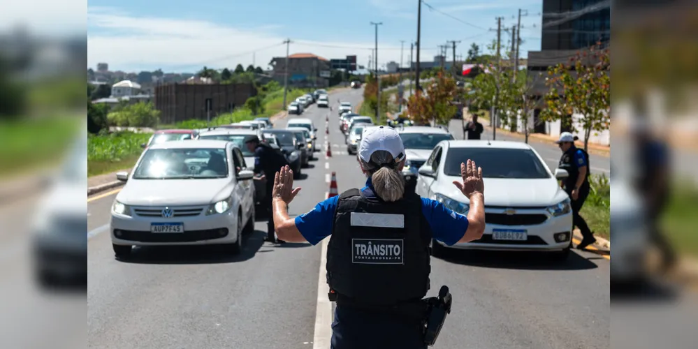 Blitz pé na faixa, na Avenida Visconde de Taunay