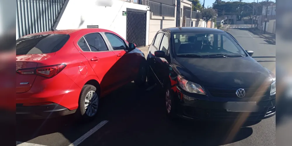 O acidente envolveu três veículos: Caoa Chery Arrizo 6, VW Gol e Fiat Cronos; o último carro estava estacionado regularmente.