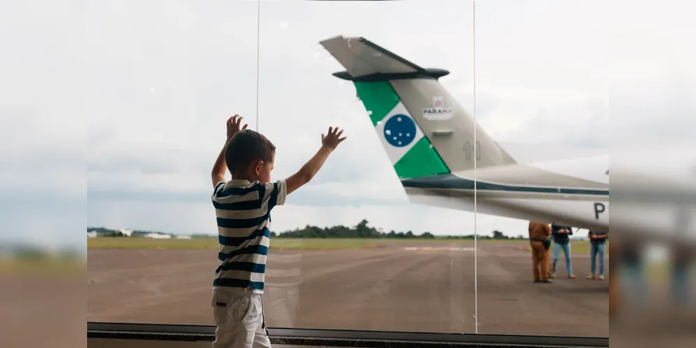 Na foto, um menino no Aeroporto de Pato Branco. A unidade recebeu, recentemente, investimentos de R$ 48 milhões pelo Governo do Estado.