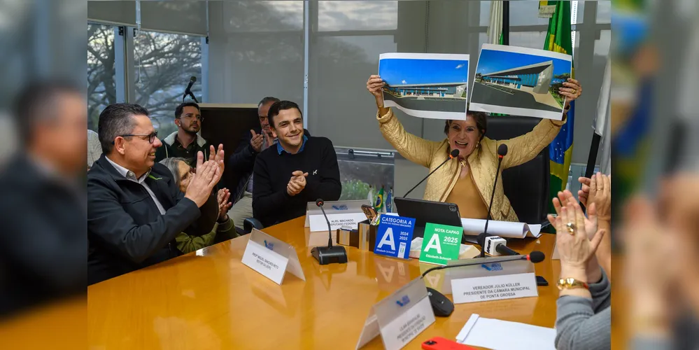 Prefeita Elizabeth, deputado Aliel e o reitor da UEPG celebrando o anúncio da Policlínica