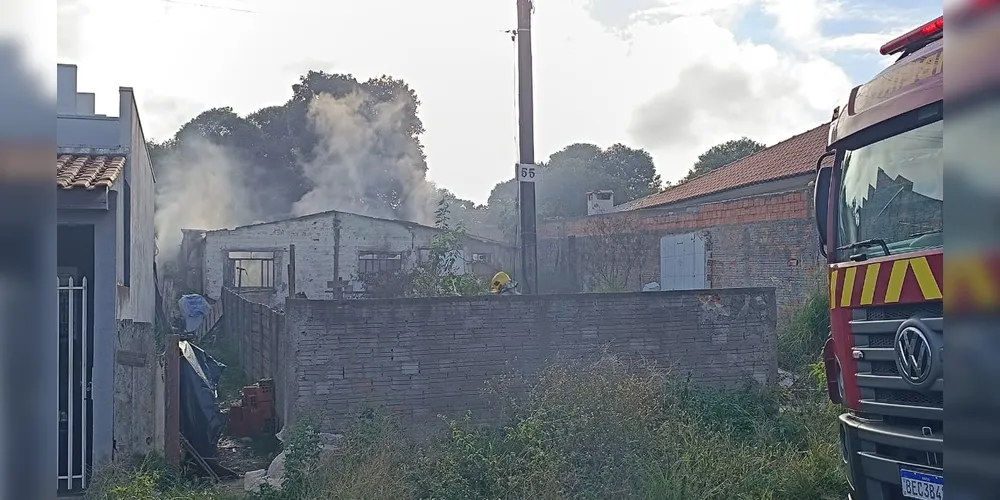 Residência abandonada tomada pelas chamas em Ponta Grossa