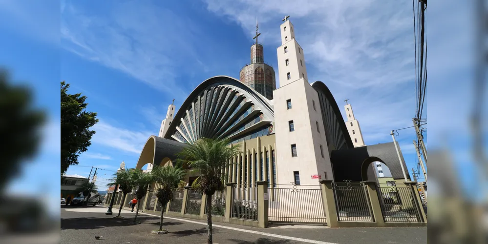 Catedral comporta 1200 pessoas sentadas e possui 61,9 metros de altura