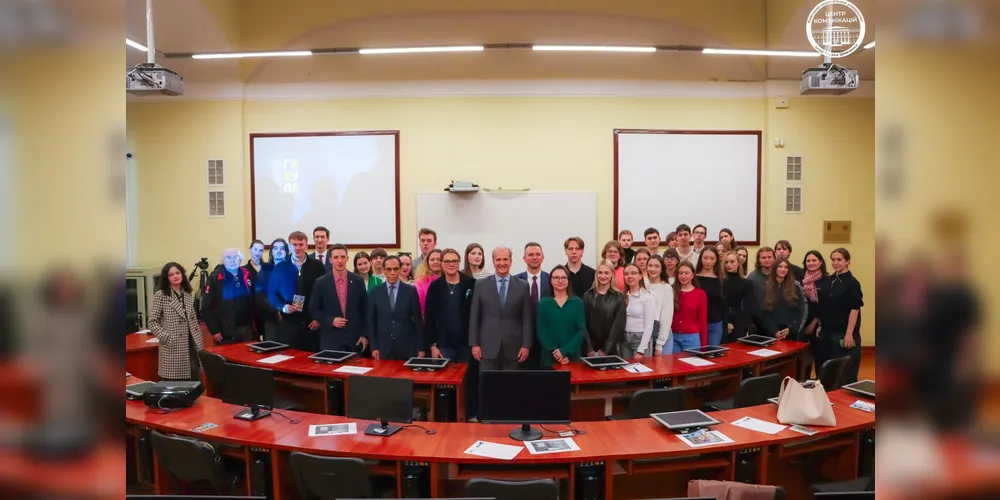 Autoridades reunidas durante exibição