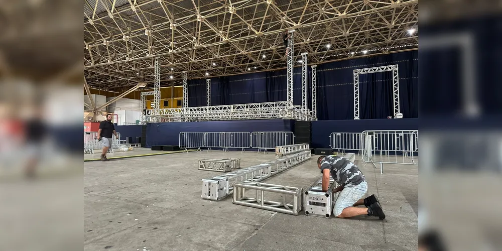 Estrutura sendo montada no Centro de Eventos