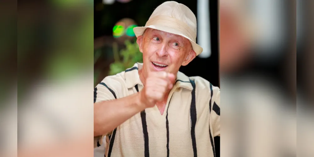 Contador ponta-grosense, Alfredo Mourão, durante atividade do 4º Festival Cacarejando Histórias, em Ponta Grossa