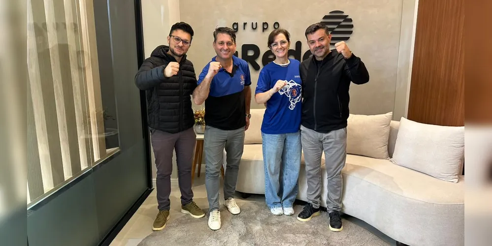 Filipe Kaspczak, diretor comercial do Grupo aRede, Marco Borba e Maria Cláudia Mikulis do Grupo Mestre, e Eloir Rodrigues, diretor do Grupo aRede.