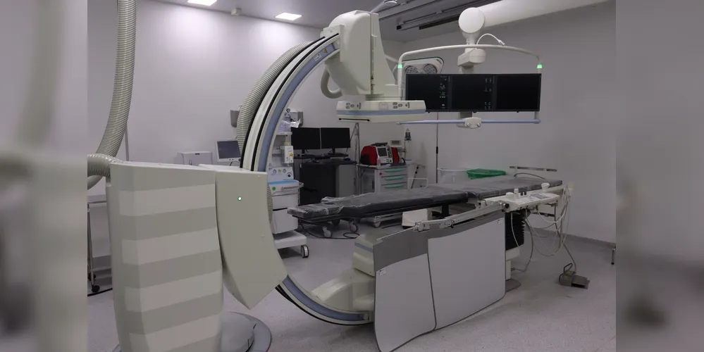 A intervenção ocorreu na unidade de hemodinâmica do hospital, com tecnologia que permite a navegação por vasos sanguíneos com auxílio de imagens em tempo real.