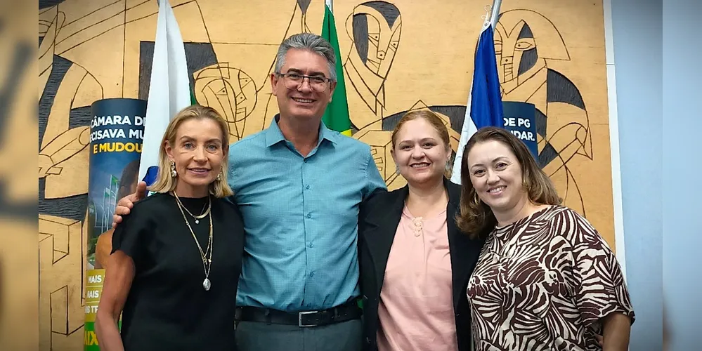 À esquerda Fabiana, diretora-geral do Hospital Universitário