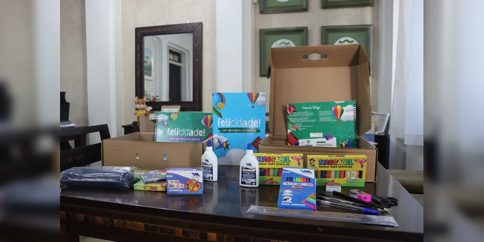 Kit escolar possui estojo, lápis, cola, massinha e muito mais