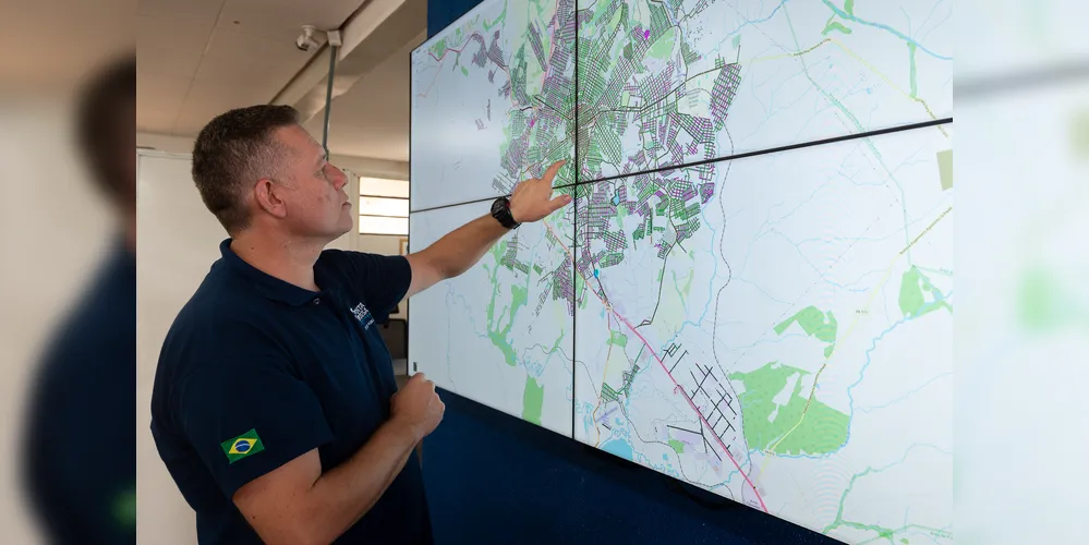 Centro de controle de led da secretaria de Obras. Na imagem, o secretário municipal Eduardo Marques.