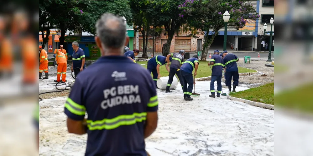Foram realizadas a limpeza das calçadas, do chafariz, dos elementos da praça e também da escadaria da Igreja