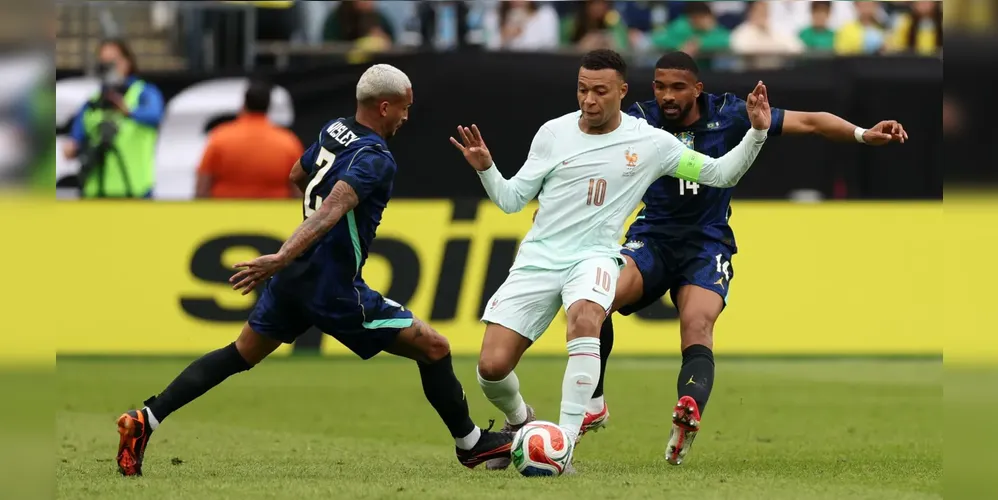 Mbappé disputa bola com Wesley e Bremer