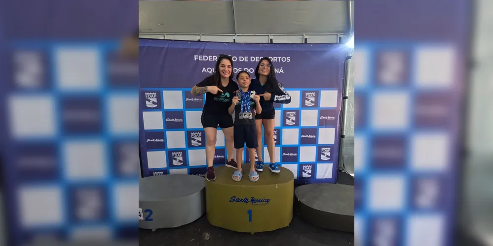 Emanuel ao lado de sua professora Bruna do Amaral Machado