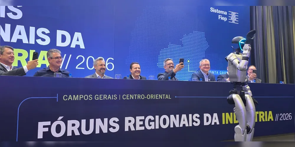 No registro, representantes de Ponta Grossa e Campos Gerais e do Sistema Fiep interagem com uma tecnologia robótica na mesa de debate.