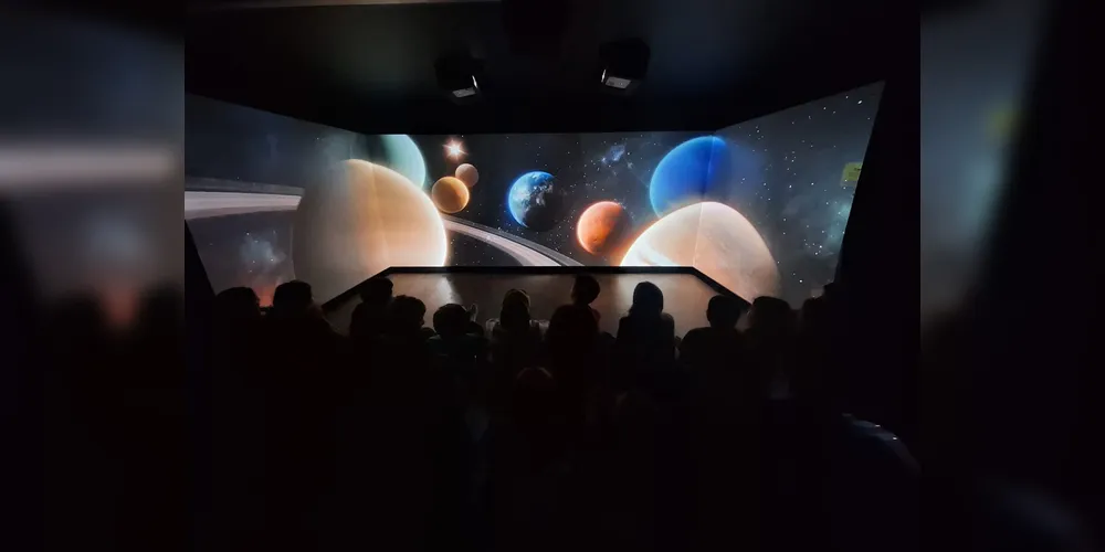 O cinema da Expedição do Conhecimento mostra os planetas e estrelas do Sistema Solar.