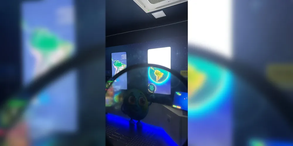 As telas interativas utilizam recursos sensoriais para ensinar os participantes de forma lúdica.