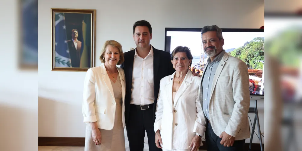 A deputada Márcia Huçulak (PSD), o governador Ratinho Jr (PSD), a prefeita de Ponta Grossa, Elizabeth Schmidt (União Brasil) e o vice-prefeito de Ponta Grossa, Pastor Moisés Faria (MDB) discutem investimentos para o município.