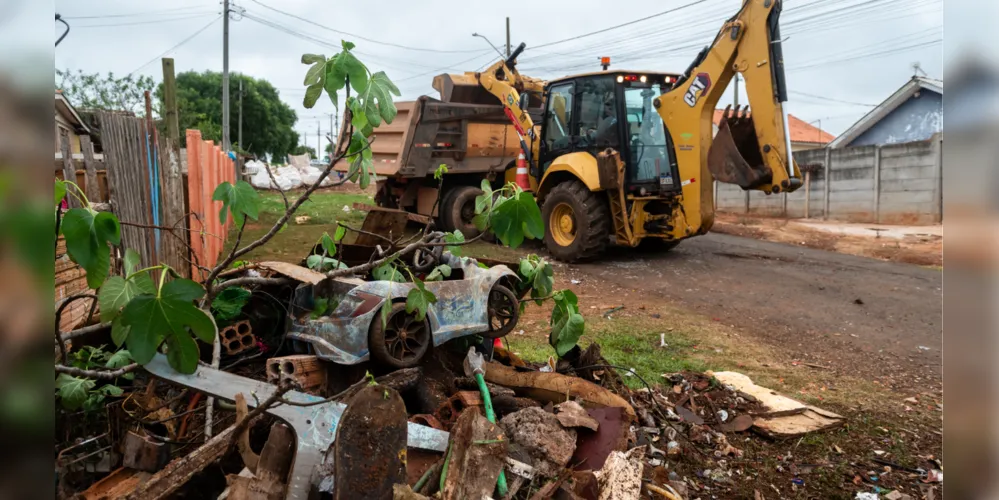 Entre os itens encontrados estão sofás, colchões, armários, restos de móveis e materiais de construção.