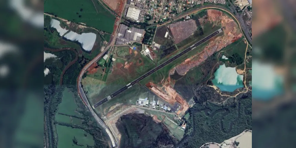 A imagem aérea mostra o espaço do Aeroporto Sant'Ana passando por grandes alterações.