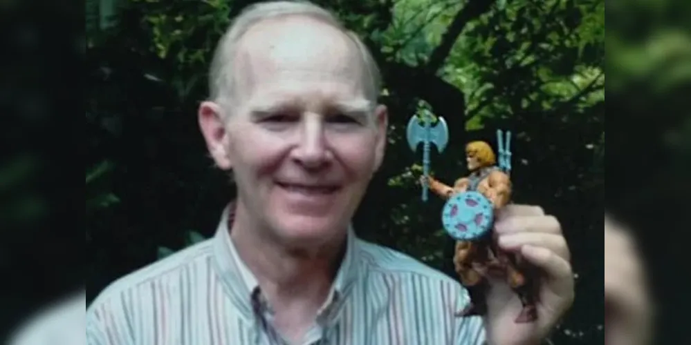 Roger Sweet, segurando o boneco de sua criação, o personagem He-Man