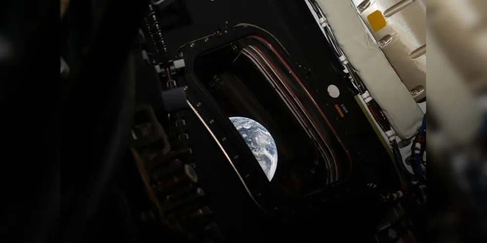 Astronautas têm câmeras profissionais, celulares e GoPro para registrar a viagem
