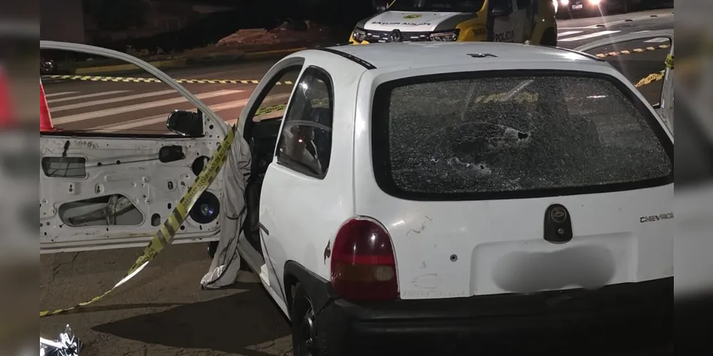 Marcas de bala puderam ser vistas no para-brisa do veículo