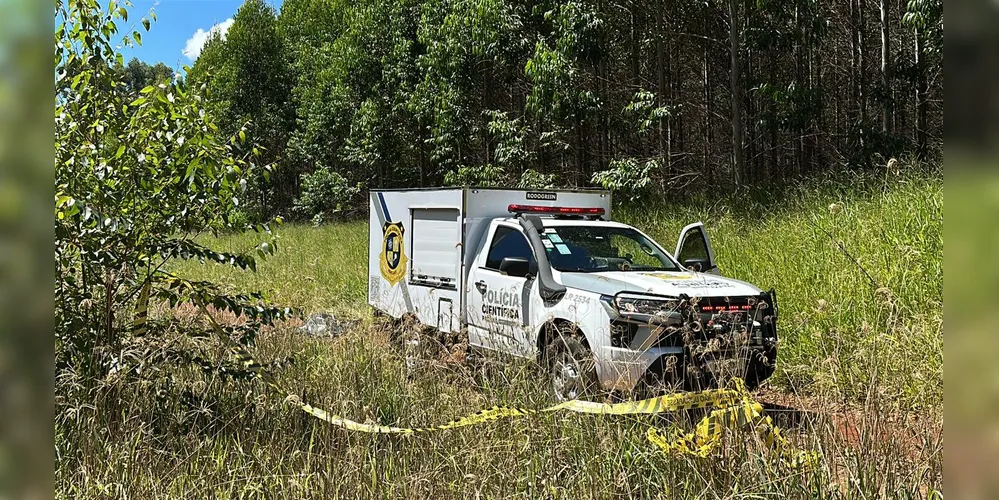 Ao chegarem ao local, as equipes da PCPR e da Polícia Militar isolaram a área após se depararem com uma cena de brutal violência