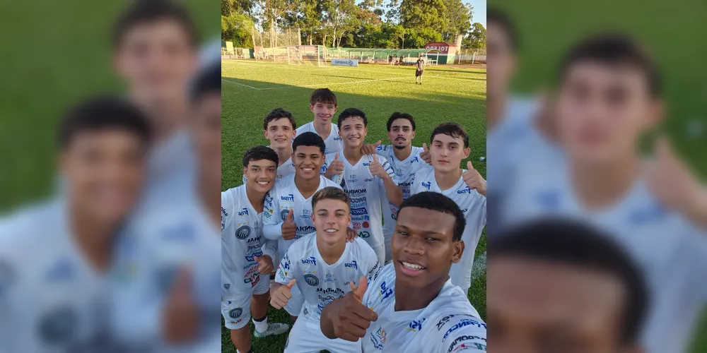 Jogadores do Sub-17 comemoram a vitória