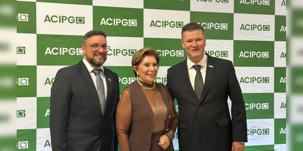 Rafael Issa Rickli, vice-presidente da Acipg, a prefeita de Ponta Grossa Elizabeth Schmidt e Leonardo Puppi Bernardi, atual presidente da Acipg