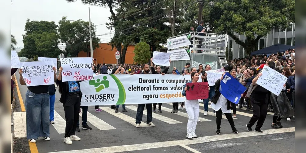 Cartazes estendidos na Avenida Visconde de Taunay, em frente à prefeitura