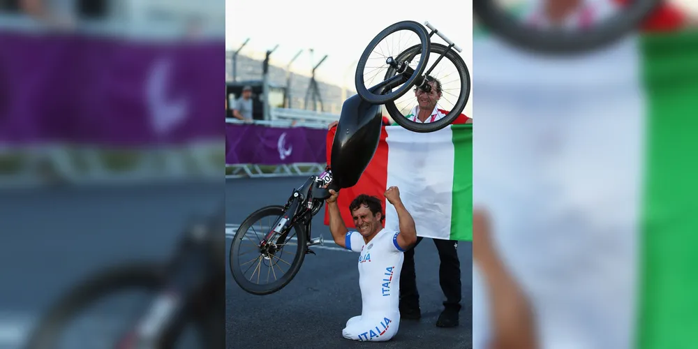 Alex Zanardi celebra vitória após competição nas Paralimpíadas de Londres