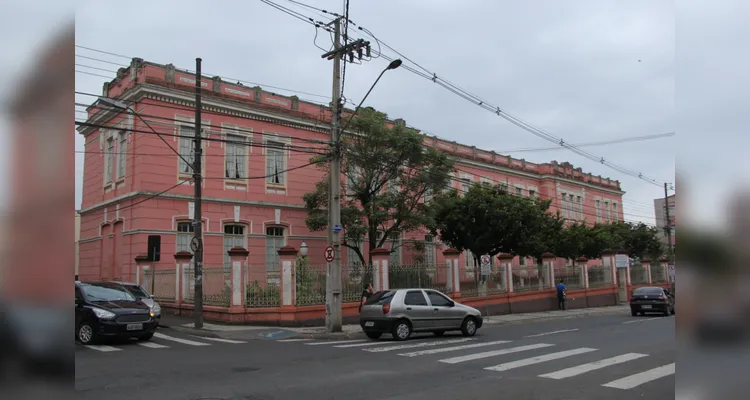 O Colégio Estadual Regente Feijó está localizado na rua do Rosário, no Centro de Ponta Grossa.