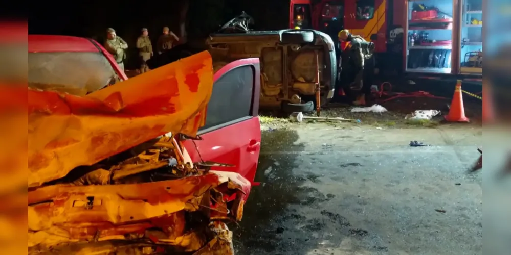 O casal estava em um carro JAC Motors, que foi atingido frontalmente por um Volkswagen Gol, na noite dessa quarta-feira, dia 20