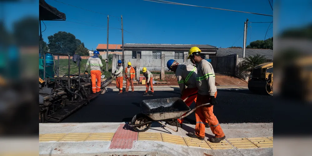O asfalto no Mezzomo é uma das diversas frentes de obras em andamento no município, levando asfalto novo para diferentes locais da cidade.