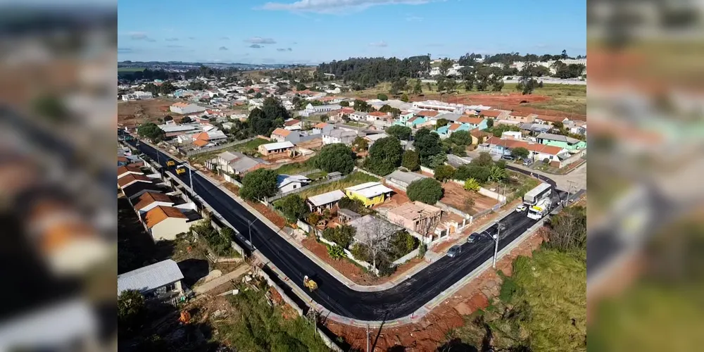 O asfalto no Mezzomo é uma das diversas frentes de obras em andamento no município, levando asfalto novo para diferentes locais da cidade.