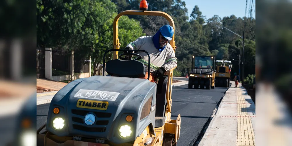 O asfalto no Mezzomo é uma das diversas frentes de obras em andamento no município, levando asfalto novo para diferentes locais da cidade.