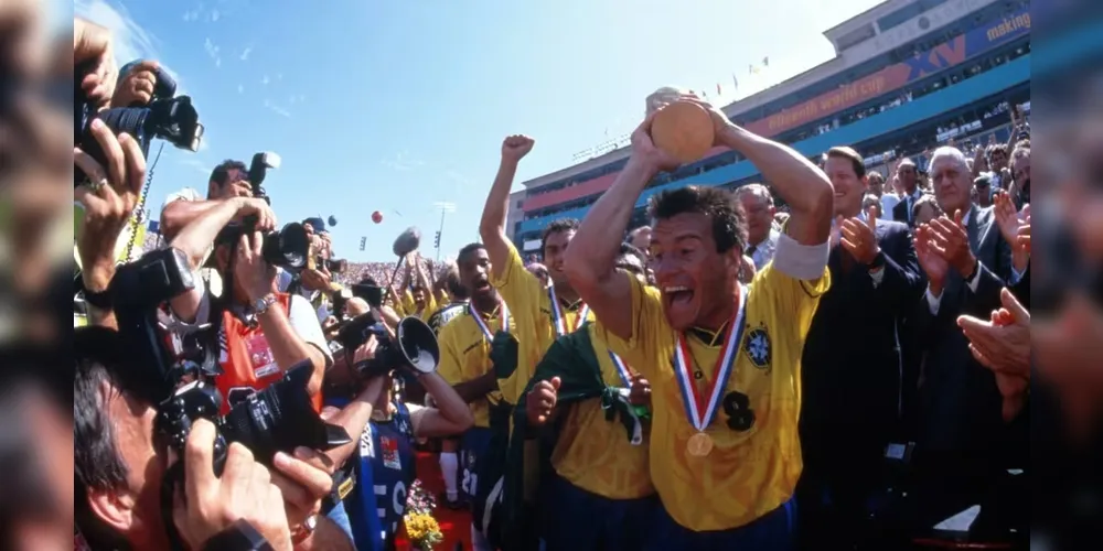 O capitão da seleção brasileira, Dunga, comemora com o troféu após a vitória do Brasil sobre a Itália nos pênaltis