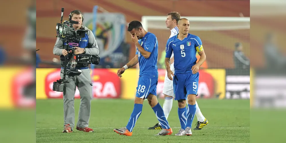 Fabio Quagliarella deixa o campo em lágrimas após a derrota da Itália por 3 a 2 para a Eslováquia no Estádio Ellis Park, em Joanesburgo, pelo Grupo F da Copa do Mundo FIFA de 2010 na África do Sul