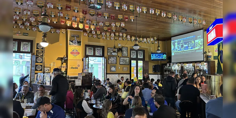 Imagem ilustrativa da imagem Botequim está recebendo torcedores desde cedo para assistir a estreia da seleção